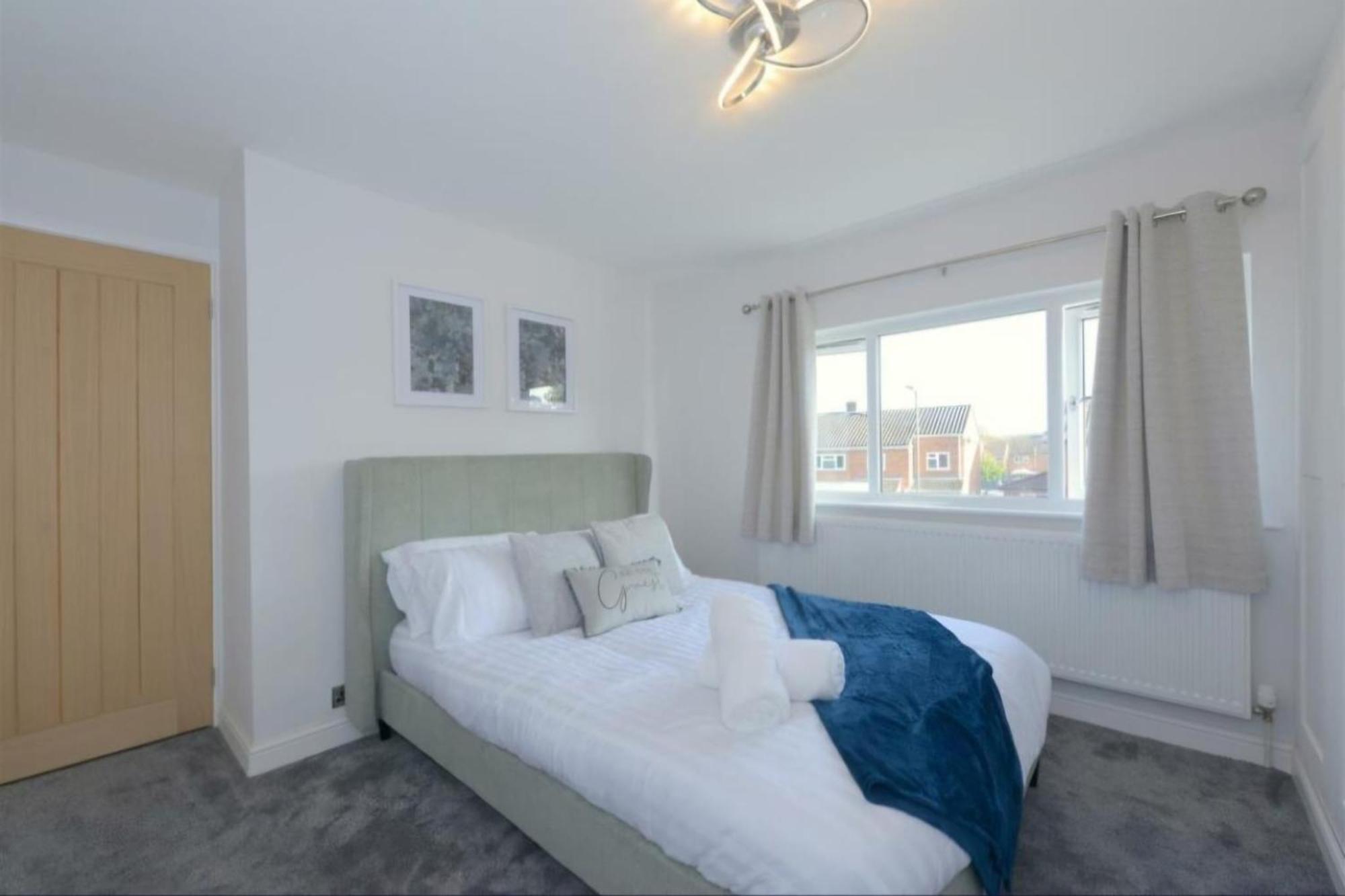 Modern 3 Bedroom Property With Free Driveway Parking By Shire Stays 슈루즈버리 외부 사진
