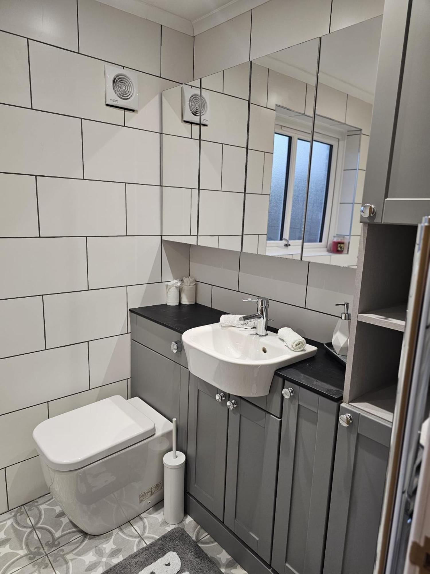Modern 3 Bedroom Property With Free Driveway Parking By Shire Stays 슈루즈버리 외부 사진