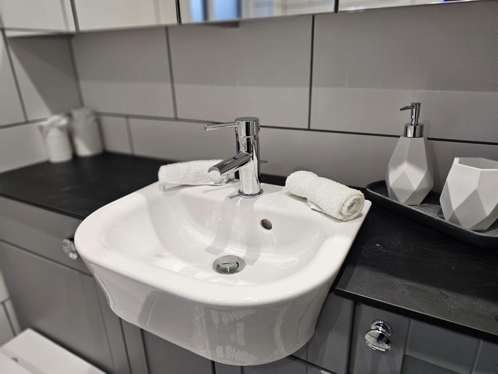 Modern 3 Bedroom Property With Free Driveway Parking By Shire Stays 슈루즈버리 외부 사진