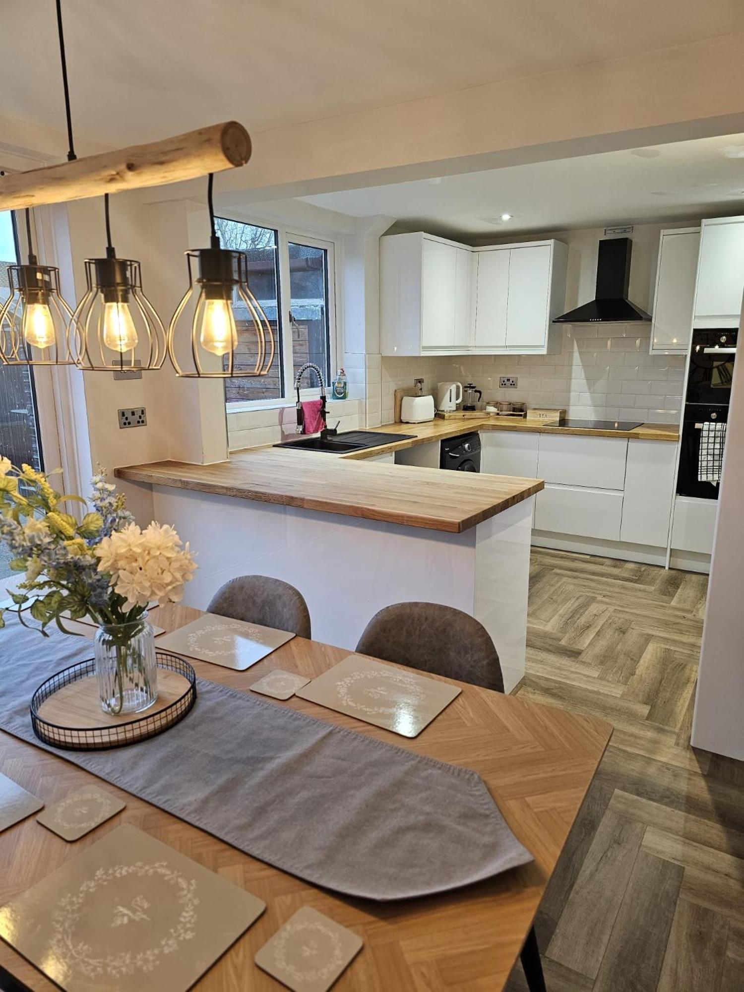 Modern 3 Bedroom Property With Free Driveway Parking By Shire Stays 슈루즈버리 외부 사진